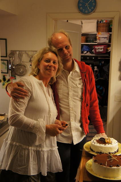 Jag och min man i köket med härliga glasstårtor från Riccardos gelateria i Halmstad.